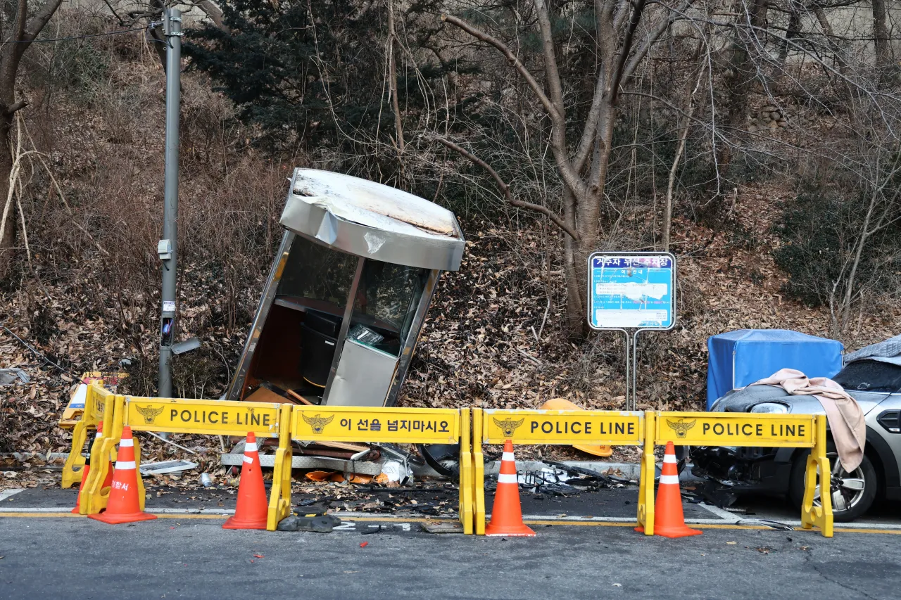 Lao xe vào cổng Đại sứ quán Nga ở Hàn Quốc, một cảnh sát bị thương nặng