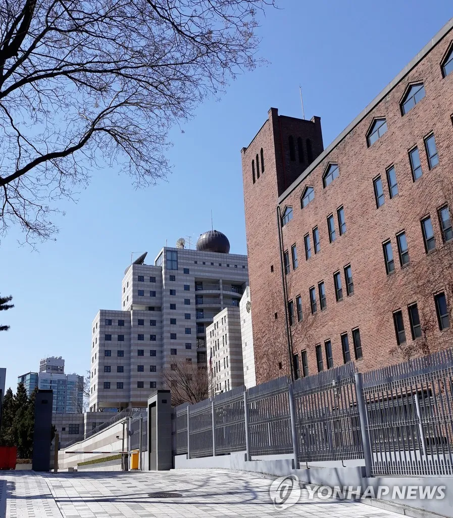 Lao xe vào cổng Đại sứ quán Nga ở Hàn Quốc, một cảnh sát bị thương nặng