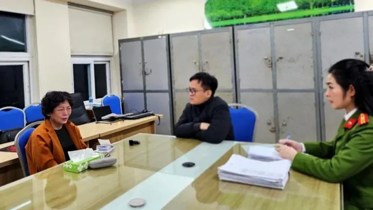 Công an làm việc với chủ tịch Công ty cổ phần Sen Tài Thu - Ảnh: VTV