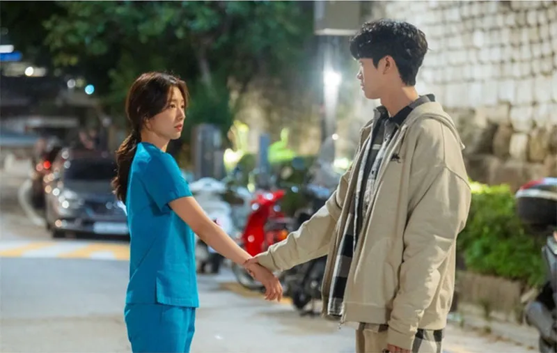 Review Nốt Trầm Đời Bác Sĩ tập 2: Khán giả đồng cảm với Park Shin Hye và Park Hyung Sik sau cú ngã từ đỉnh cao của cuộc đời 3