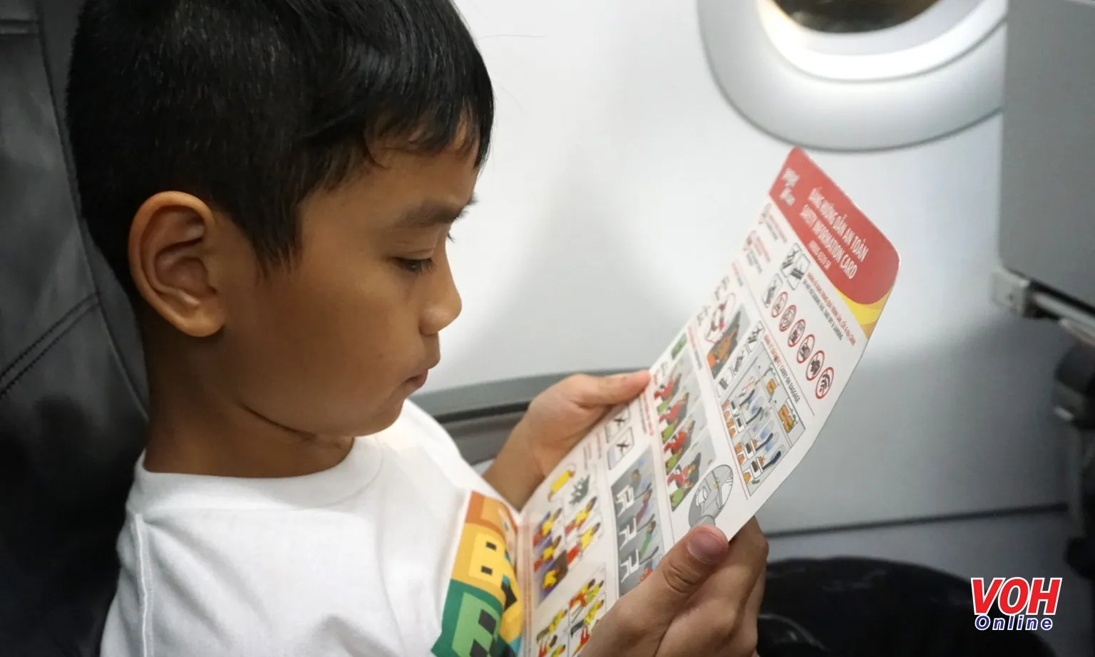 trẻ em đi máy bay