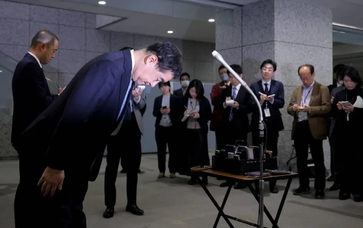 Thứ trưởng Bộ Nội vụ và Truyền thông Nhật Bản Takuo Komori cúi đầu xin lỗi người dân. (Nguồn: The Japan Times)