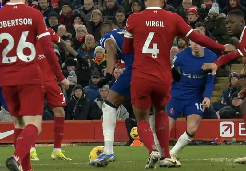 2 tình huống trọng tài và VAR làm ngơ, không cho Chelsea hưởng penalty trước Liverpool 2