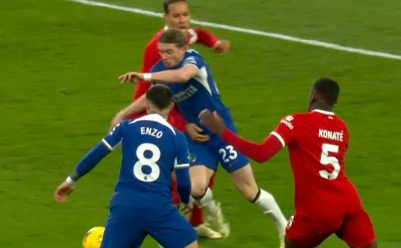 "Trọng tài không đủ dũng cảm cho Chelsea hưởng penalty" 1