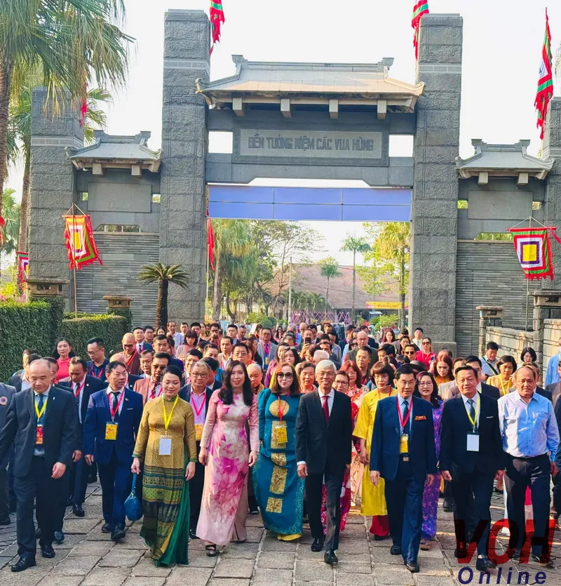 Bà con kiều bào thích thú trải nghiệm metro trên “đất mẹ” Việt Nam 1