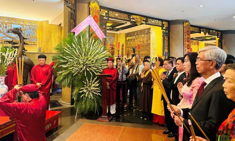 Bà con kiều bào thích thú trải nghiệm metro trên “đất mẹ” Việt Nam 2