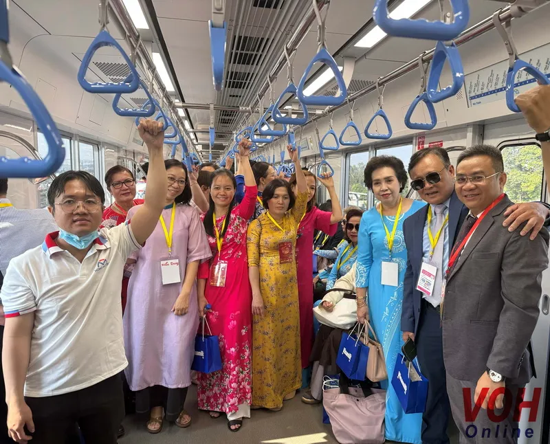 Bà con kiều bào thích thú trải nghiệm metro trên “đất mẹ” Việt Nam 3