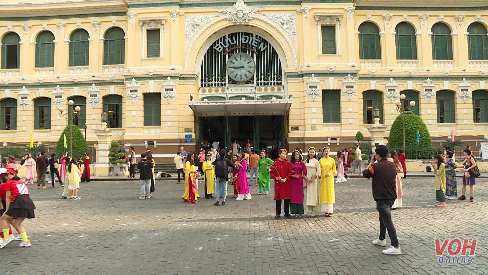 Giới trẻ xúng xính trong tà áo dài xuống phố chụp hình Tết 1