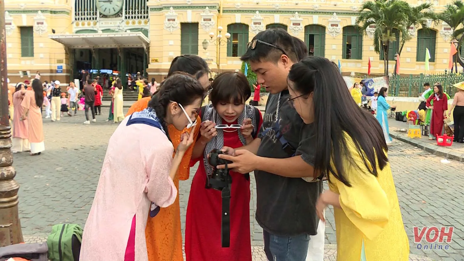 Giới trẻ xúng xính trong tà áo dài xuống phố chụp hình Tết 3