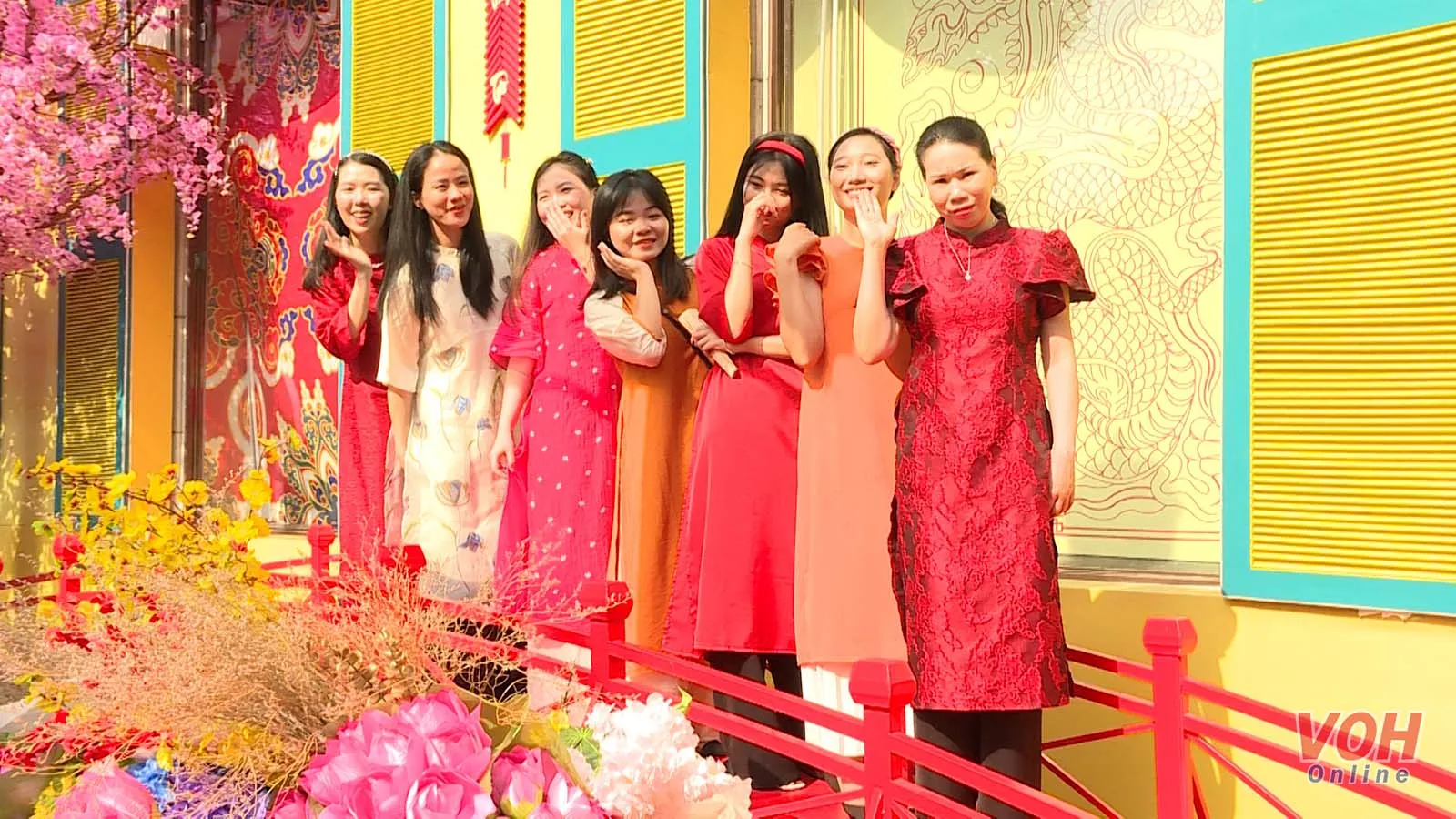 Giới trẻ xúng xính trong tà áo dài xuống phố chụp hình Tết 4