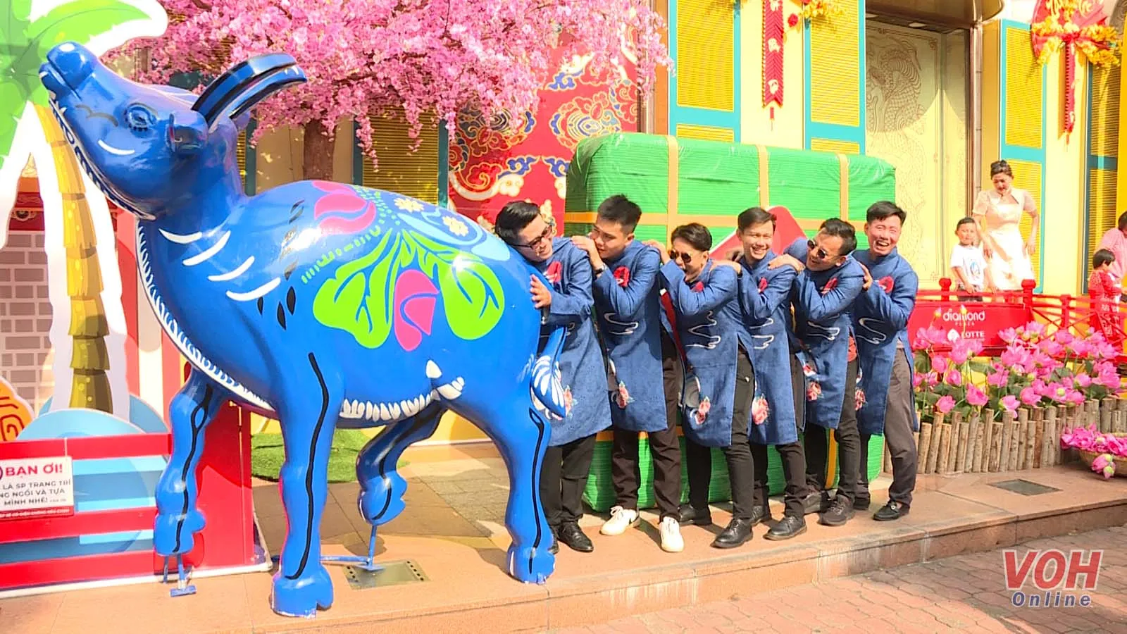 Giới trẻ xúng xính trong tà áo dài xuống phố chụp hình Tết 5