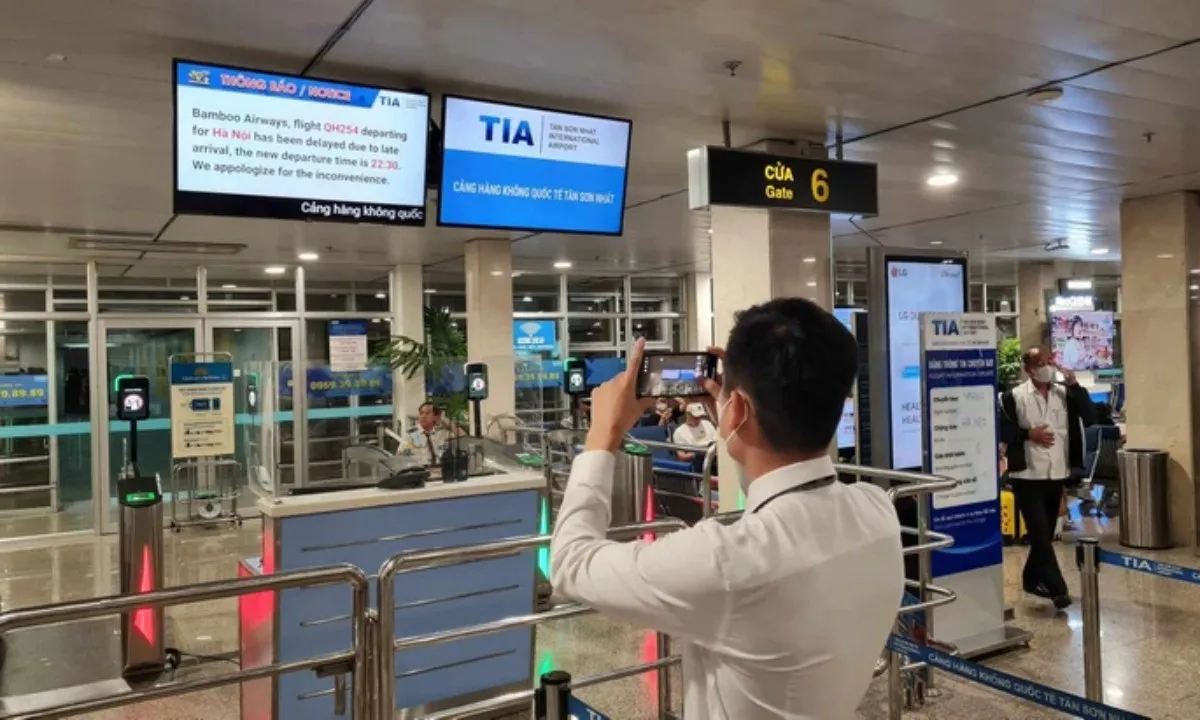 Sương mù dày đặc, các chuyến bay tại Nội Bài không thể cất cánh, hạ cánh