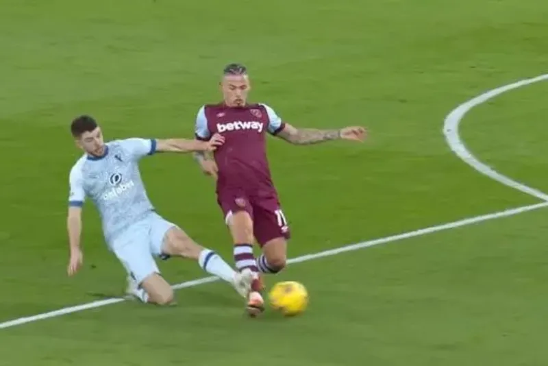 Mắc sai lầm chỉ sau 3 phút, Kalvin Phillips ra mắt "thảm họa" tại CLB mới 1