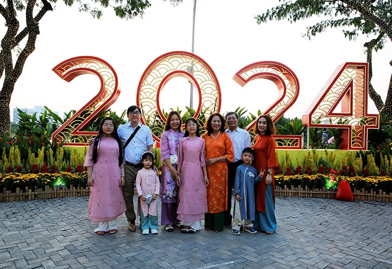 Rực rỡ Hội hoa xuân Giáp Thìn bên hồ Bán Nguyệt, Quận 7 5