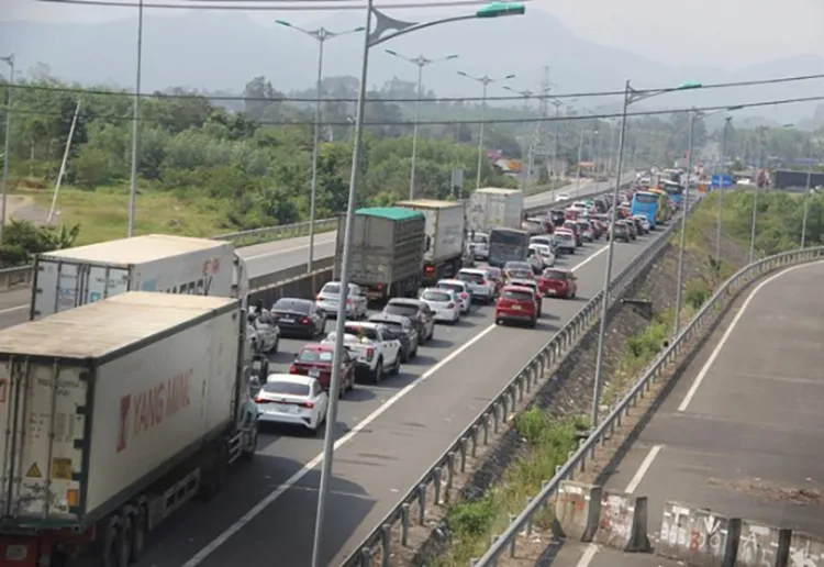 Cao tốc Quảng Ngãi - Đà Nẵng ùn ứ vì chờ đèn đỏ