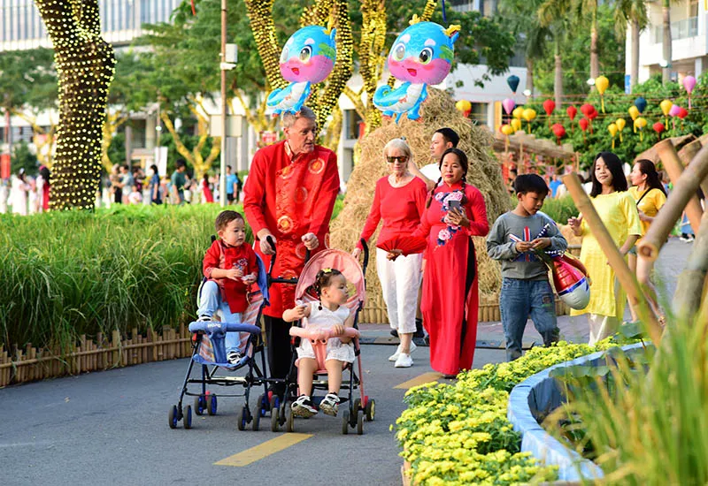 Rực rỡ Hội hoa xuân Giáp Thìn bên hồ Bán Nguyệt, Quận 7 5