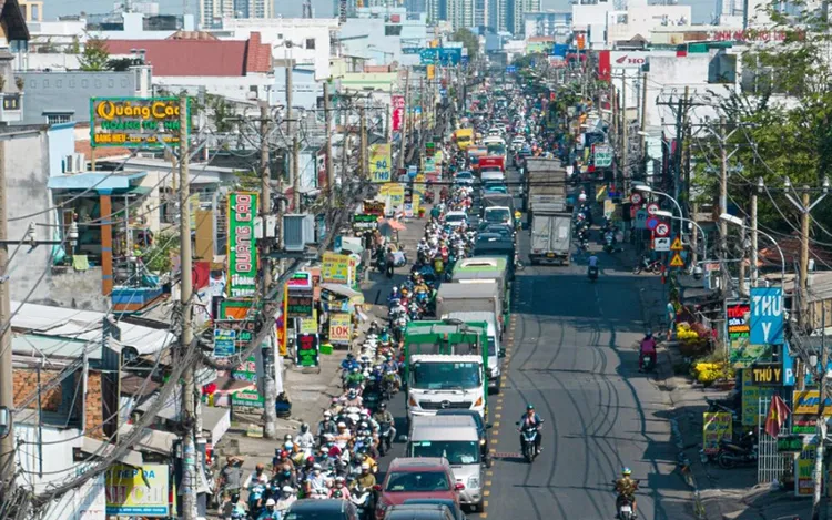 Quốc lộ 50 ùn tắt nghiêm trọng, người tham gia giao thông chôn chân tại chổ 2