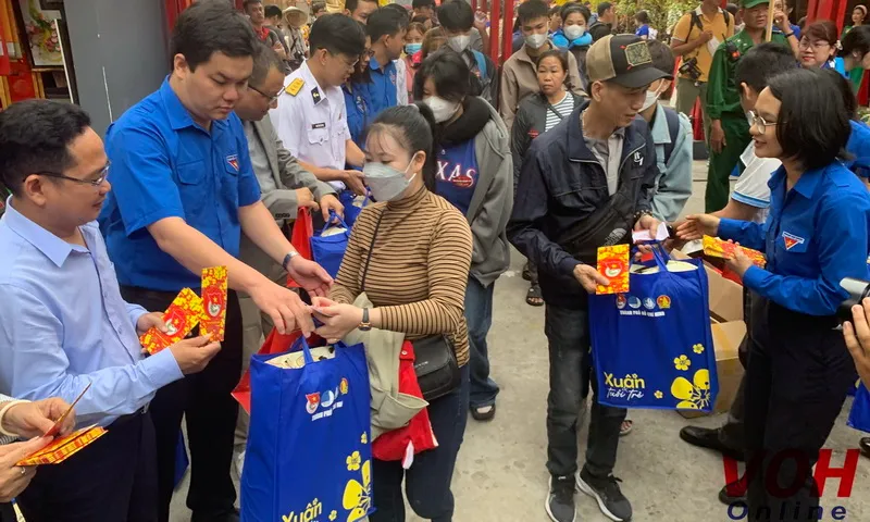 "Chuyến xe mùa xuân" đưa 1.500 người lao động có hoàn cảnh khó khăn về quê ăn Tết 2