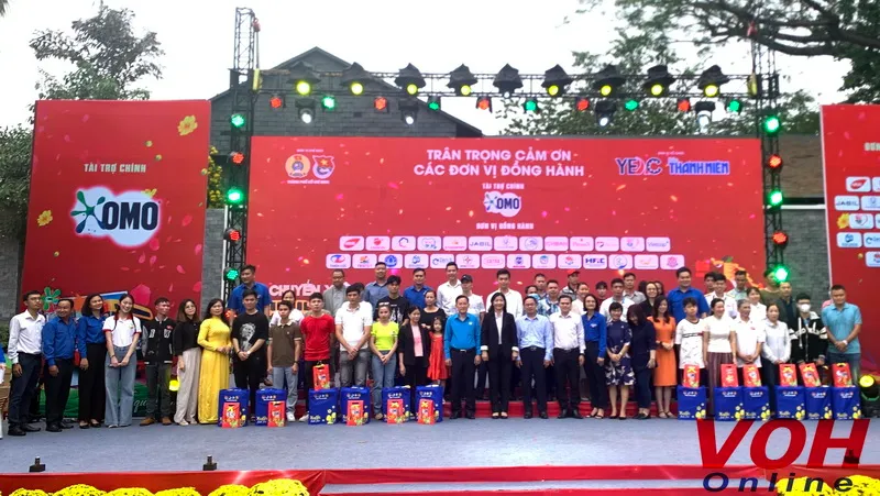 "Chuyến xe mùa xuân" đưa 1.500 người lao động có hoàn cảnh khó khăn về quê ăn Tết 1