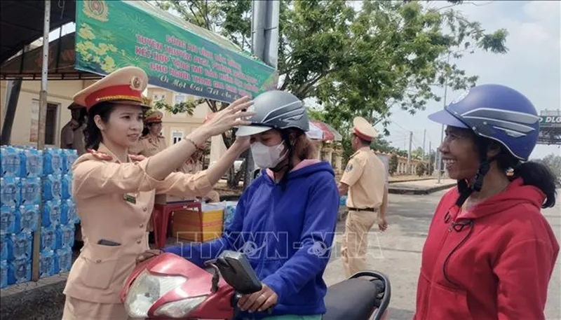 Cảnh sát giao thông nhiều địa phương lập điểm hỗ trợ người dân về quê đón Tết 2