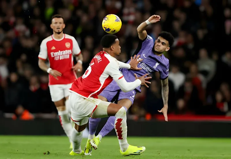 VIDEO: Saliba cùng Gabriel hóa trò hề, Arsenal biếu không bàn thắng cho Liverpool 2