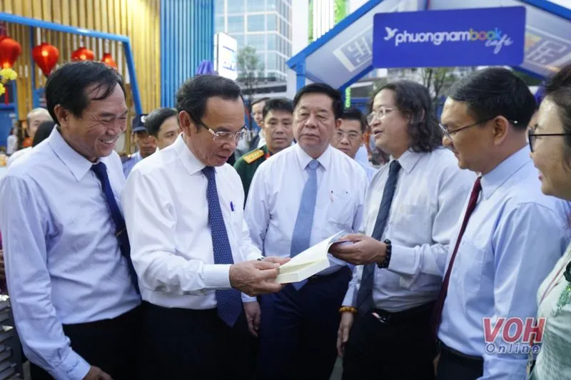 Khai mạc đường sách Tết Giáp Thìn 2024 4