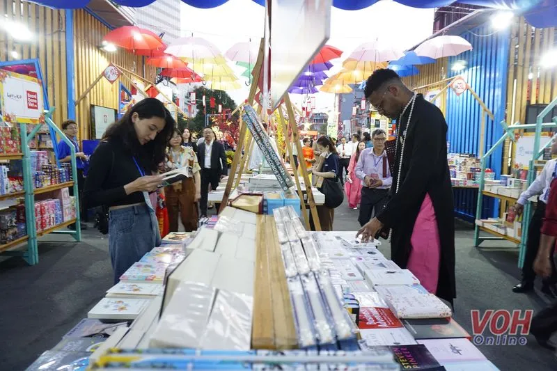 Khai mạc đường sách Tết Giáp Thìn 2024 10