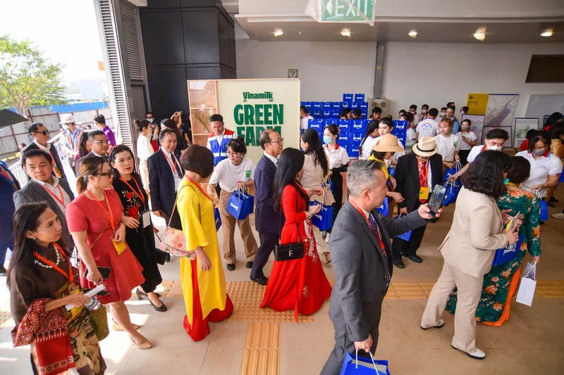 Vinamilk đồng hành cùng kiều bào trải nghiệm tuyến metro Bến Thành – Suối Tiên 1