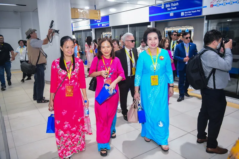 Vinamilk đồng hành cùng kiều bào trải nghiệm tuyến metro Bến Thành – Suối Tiên 8
