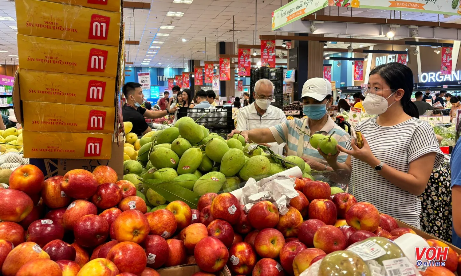 Người dân TPHCM gấp rút mua sắm chiều 29 Tết