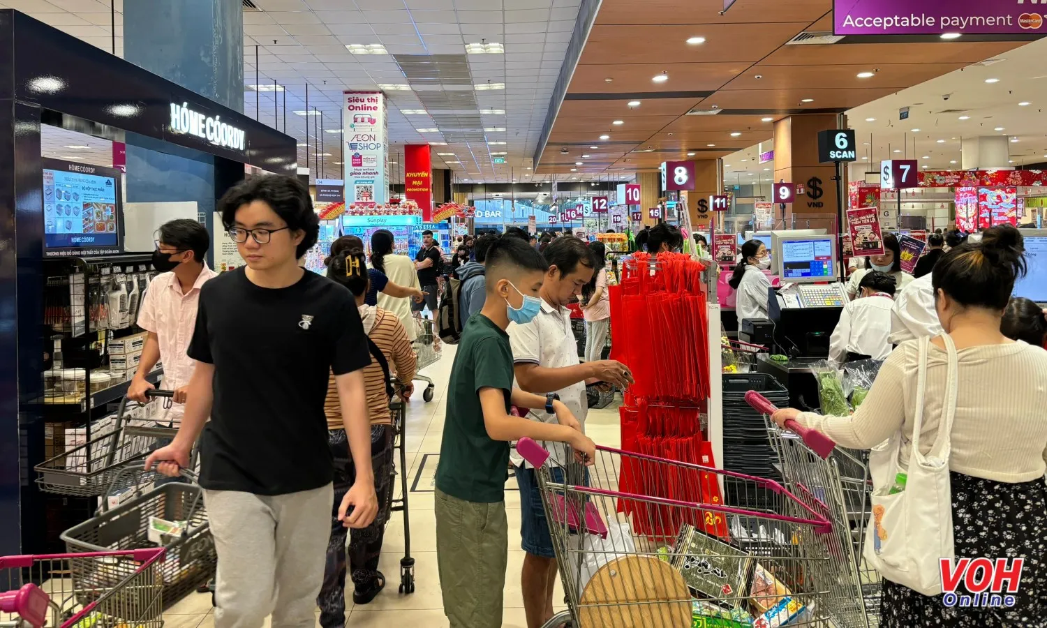 Người dân TPHCM gấp rút mua sắm chiều 29 Tết