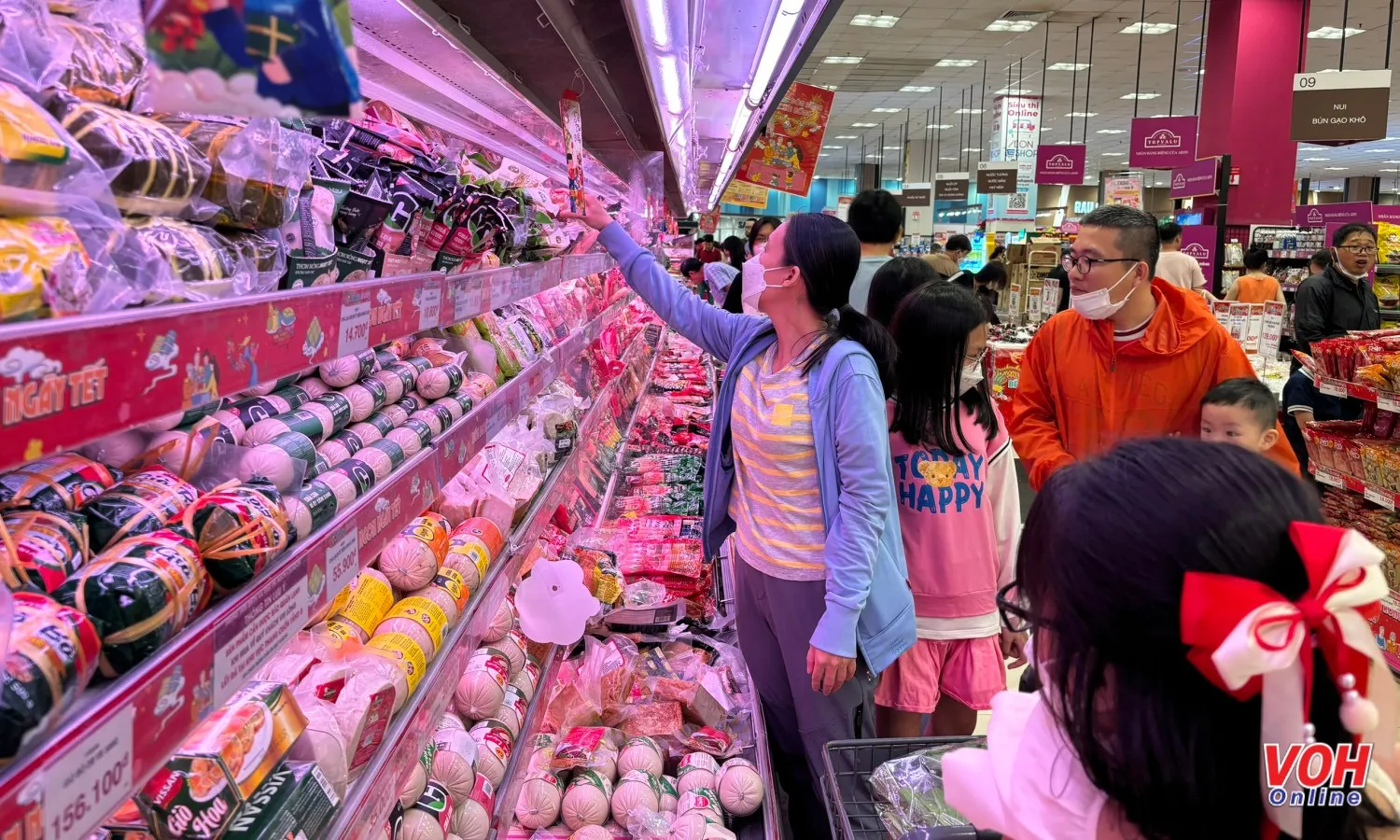 Người dân TPHCM gấp rút mua sắm chiều 29 Tết