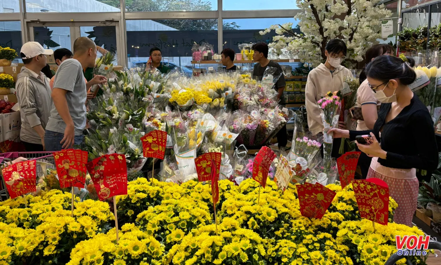 Người dân TPHCM gấp rút mua sắm chiều 29 Tết