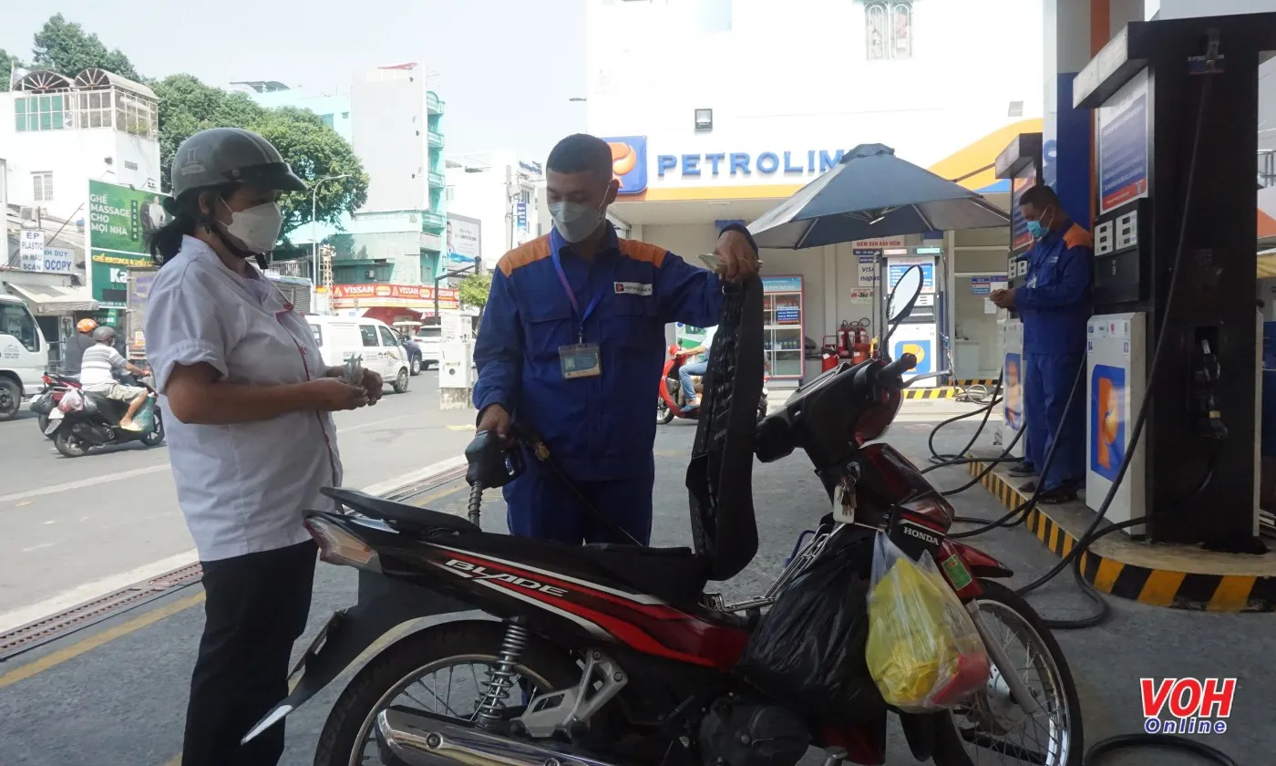 Giá xăng giảm mạnh gần 1.000 đồng/lít trước Tết