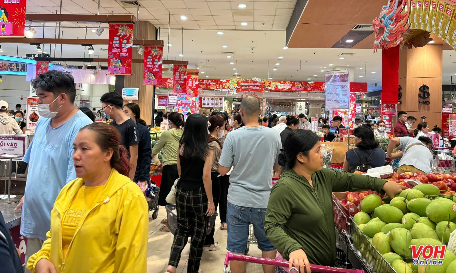 Người dân TPHCM gấp rút mua sắm chiều 29 Tết