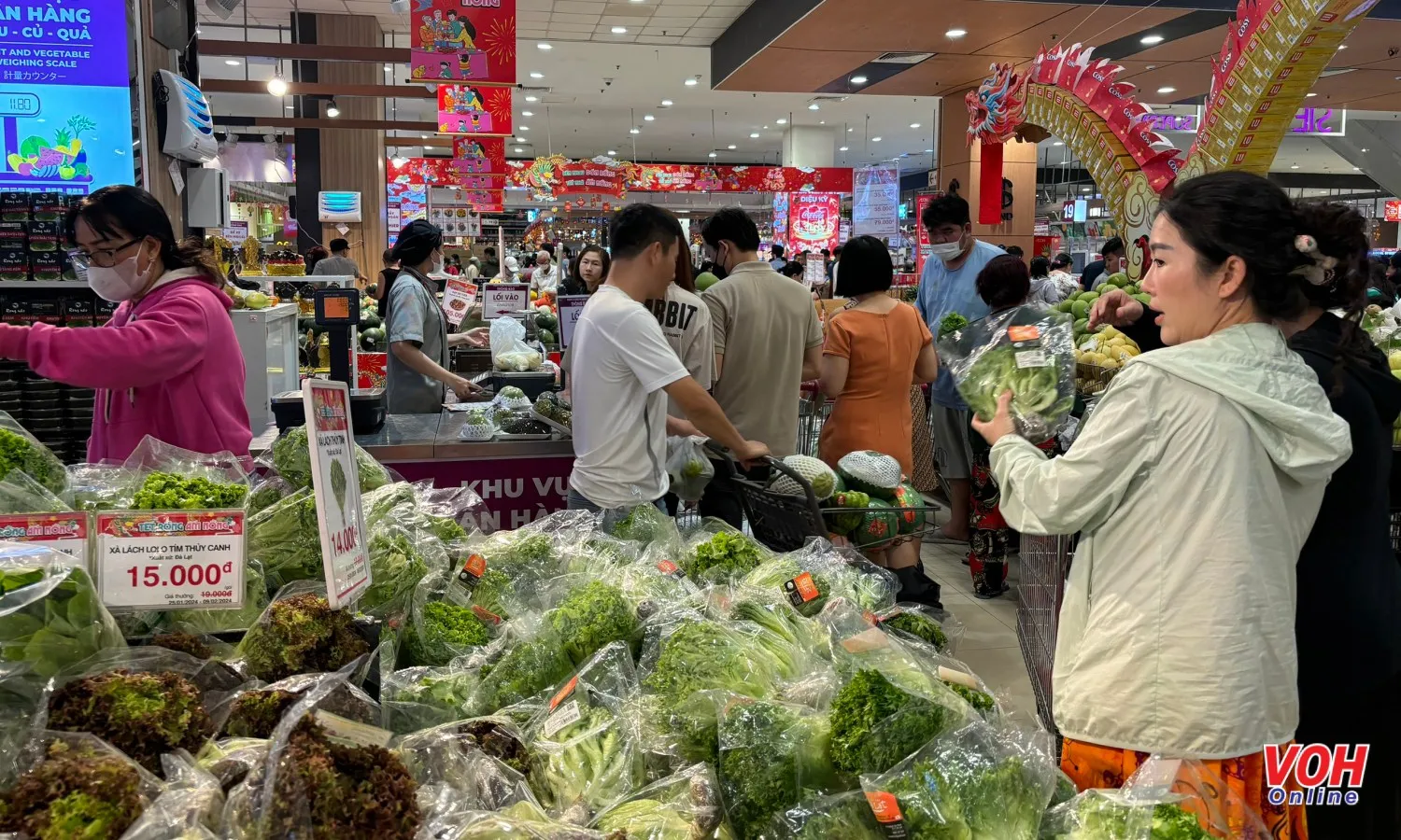 Người dân TPHCM gấp rút mua sắm chiều 29 Tết