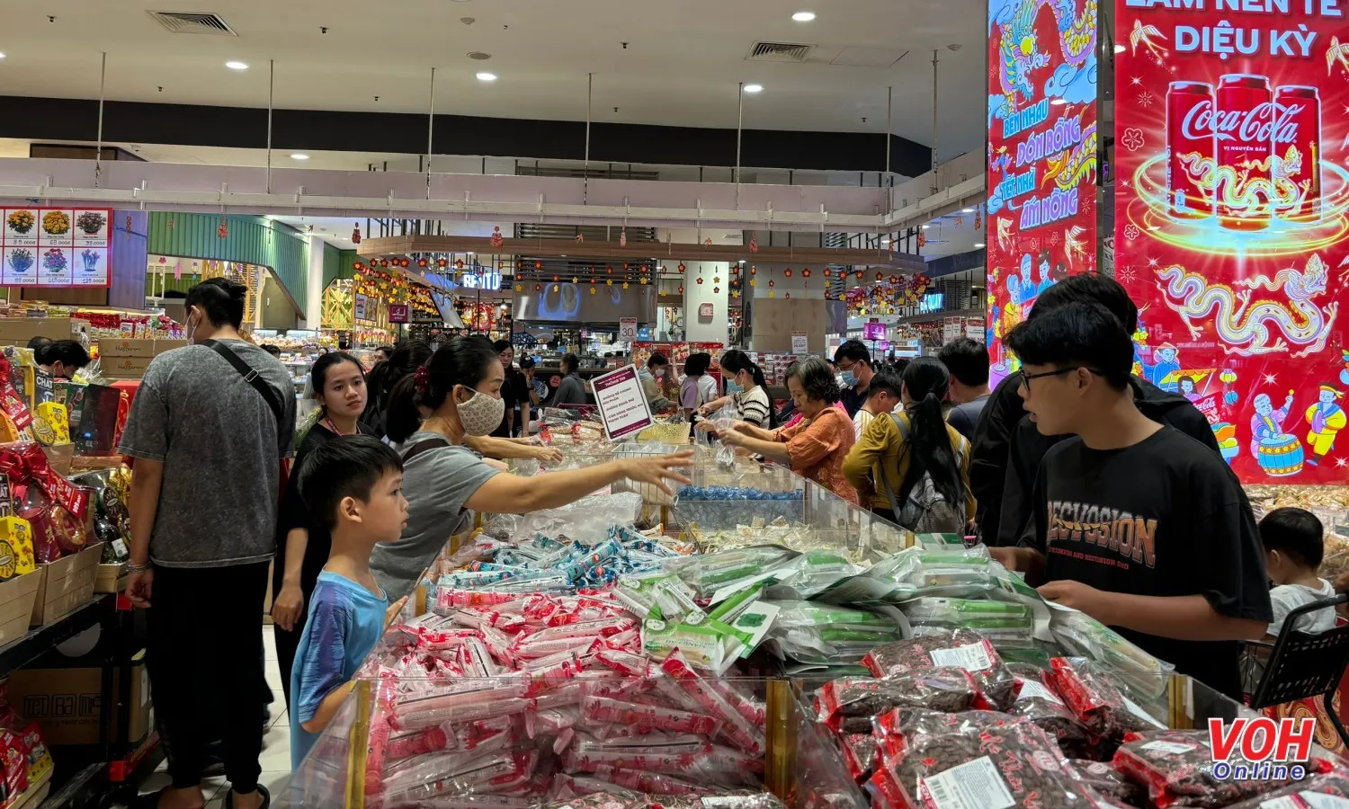 Người dân TPHCM gấp rút mua sắm chiều 29 Tết