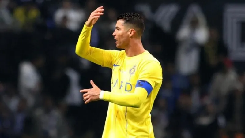 VIDEO: Ronaldo tức tối phản đối nữ trọng tài trong trận thua của Al Nassr 1