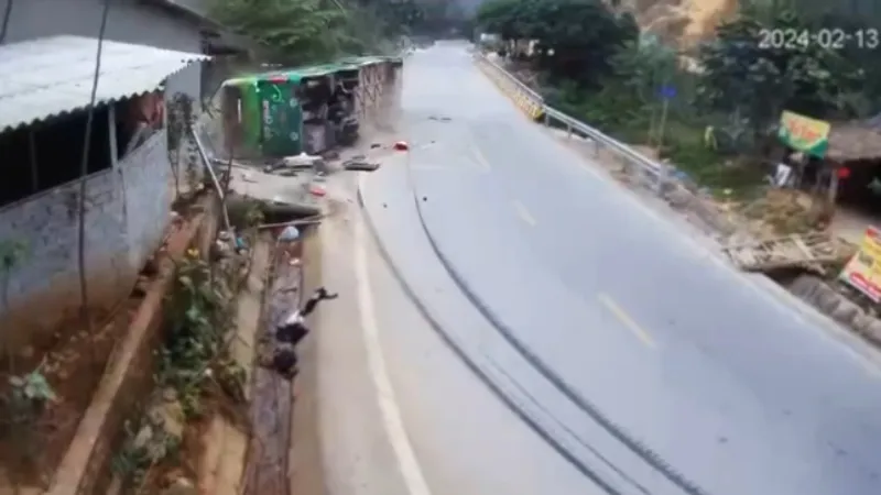 Vụ xe khách lật trên Quốc lộ 32: Một người tử vong, nhiều người bị thương 1