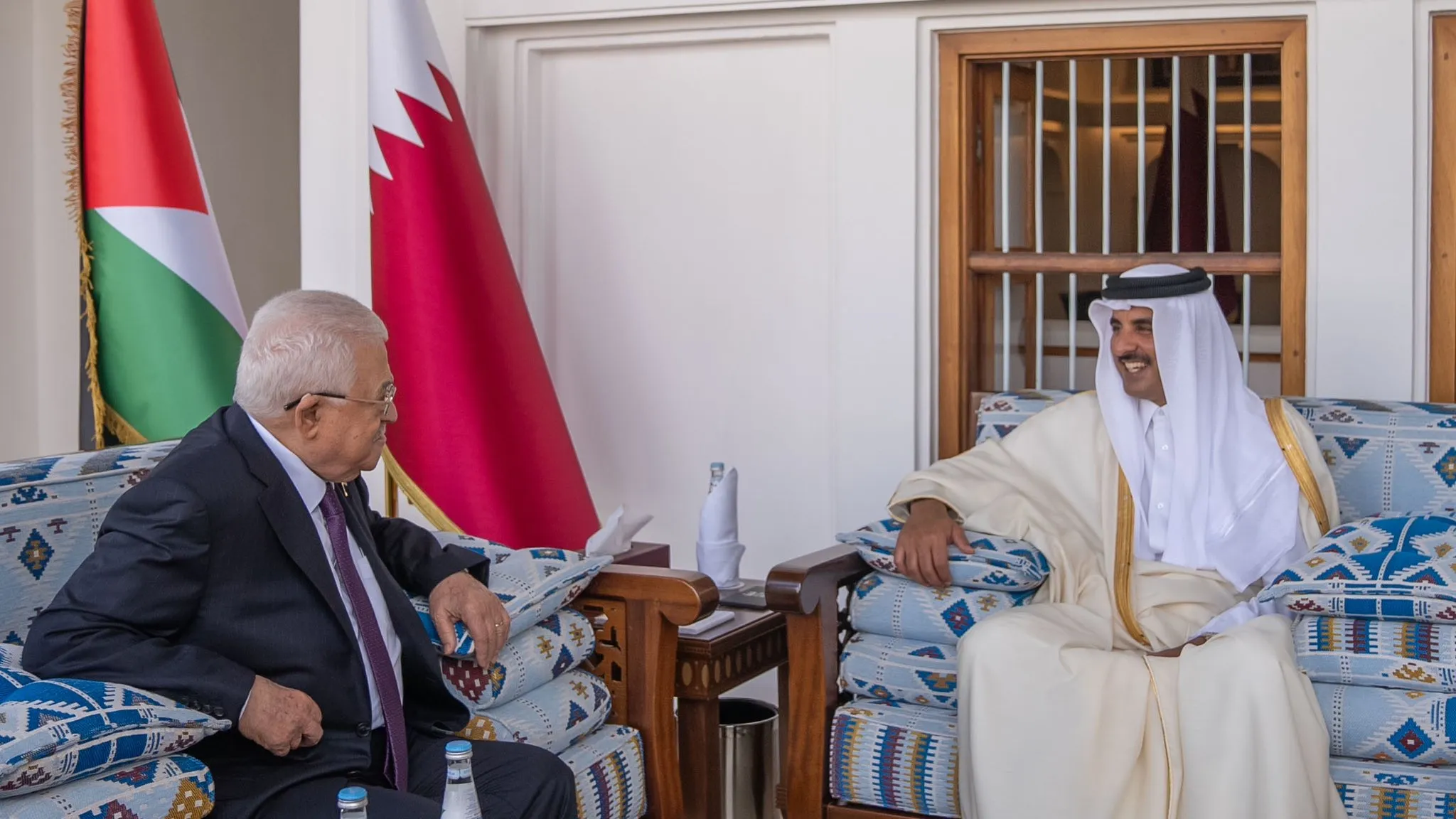 Tổng thống Palestine và quốc vương Qatar hội đàm - Ảnh: KUNA