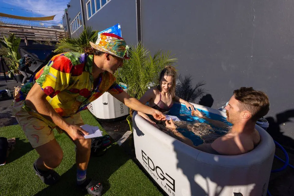 Độc đáo trải nghiệm hẹn hò trong bồn nước lạnh ở Mỹ