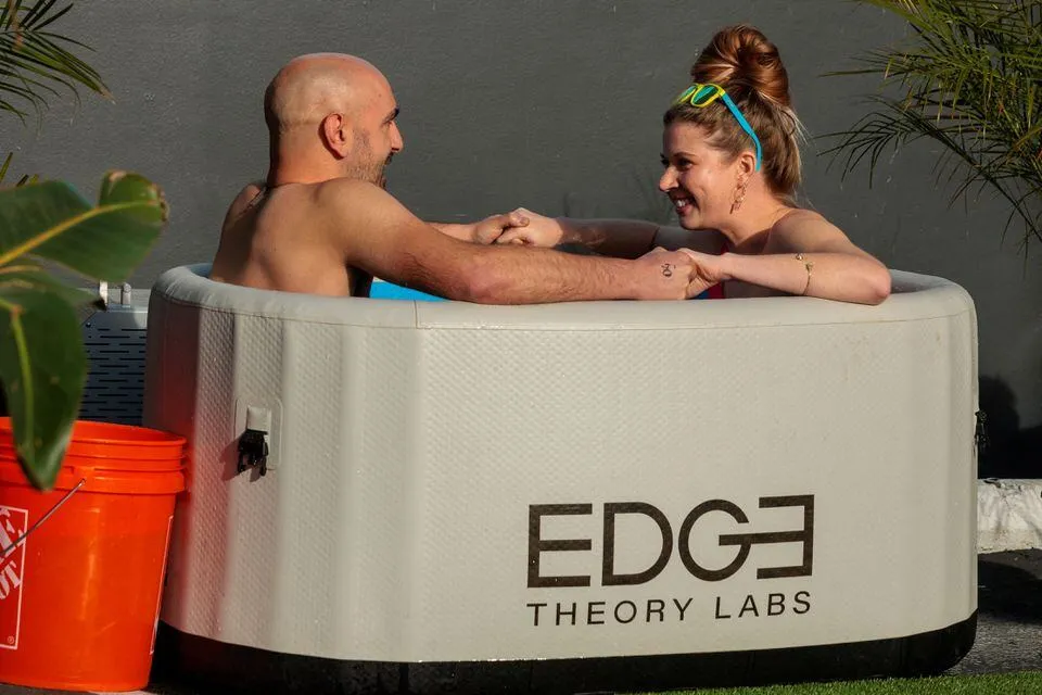 Độc đáo trải nghiệm hẹn hò trong bồn nước lạnh ở Mỹ