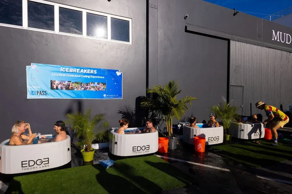 Độc đáo trải nghiệm hẹn hò trong bồn nước lạnh ở Mỹ