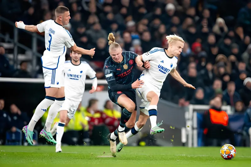 Vừa vào sân, em trai Hojlund húc Haaland ngã lộn nhào xuống sân 1