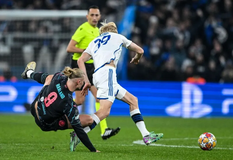 Vừa vào sân, em trai Hojlund húc Haaland ngã lộn nhào xuống sân 2