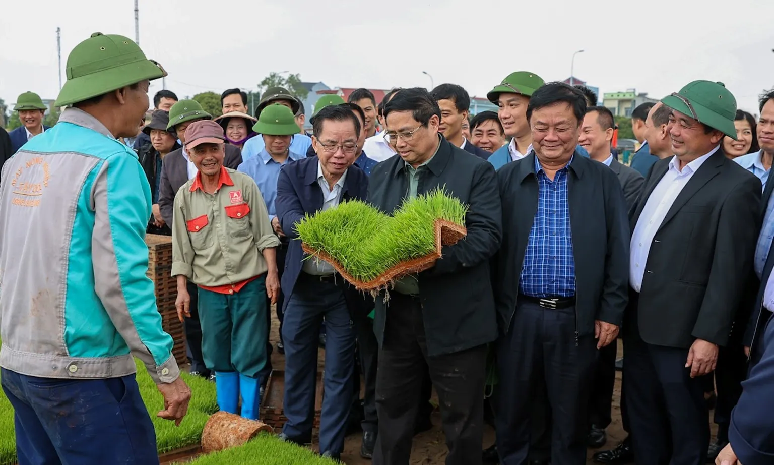 Thủ tướng thăm khu vực sản xuất mạ khay và cánh đồng gieo sạ bằng máy - Ảnh: VGP