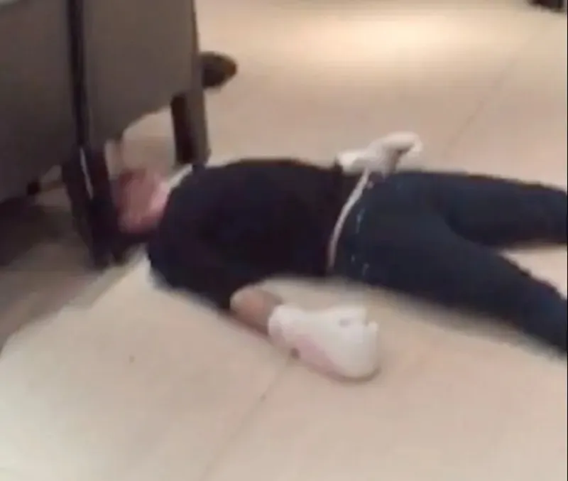 Rooney bị Phil Bardsley hạ đo ván vào năm 2015 - Ảnh: The Sun 