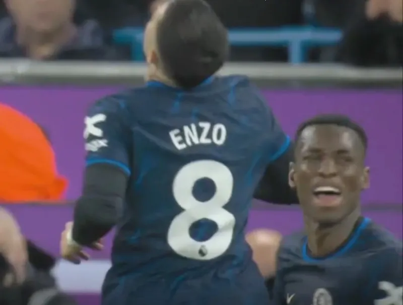 Nicolas Jackson giãy nảy, gào thét Enzo Fernandez tham lam cướp bóng 2