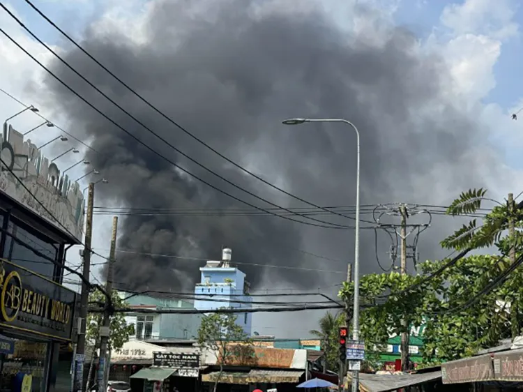 Vừa mở cửa làm lại sau Tết, xưởng sản xuất ở Bình Tân lại bị bà hỏa viếng 1