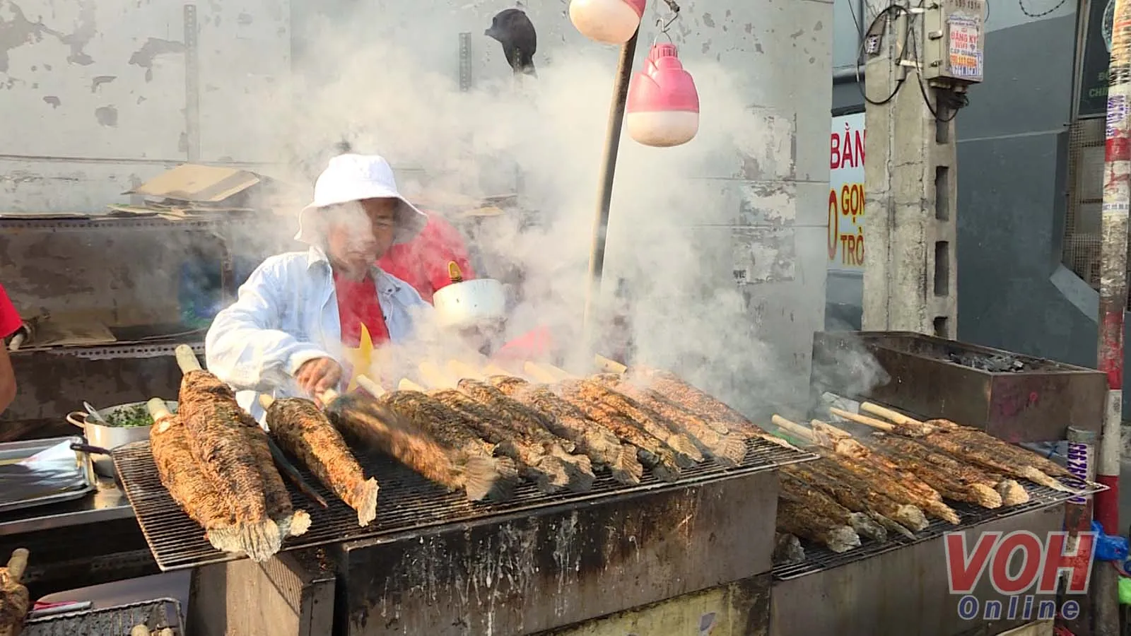 Phố bán cá lóc nướng đông nghẹt ngày vía Thần Tài 5